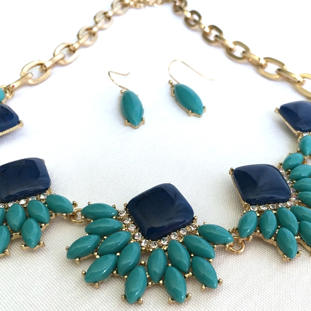 3/$30! Turquoise and Blue Statement Necklace - Picture 4 of 5